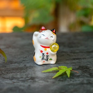 Jolie figurine de chat porte-bonheur en porcelaine, chat tenant une boule de verre, décoration de bureau et de voiture, décoration de chambre, de maison et de bureau, sculpture en céramique Small Cat A