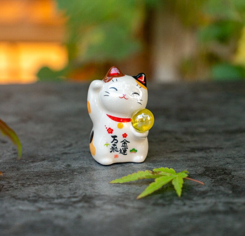 Jolie figurine de chat porte-bonheur en porcelaine, chat tenant une boule de verre, décoration de bureau et de voiture, décoration de chambre, de maison et de bureau, sculpture en céramique Small Cat A