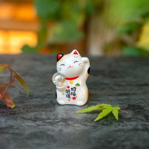 Jolie figurine de chat porte-bonheur en porcelaine, chat tenant une boule de verre, décoration de bureau et de voiture, décoration de chambre, de maison et de bureau, sculpture en céramique Small Cat C