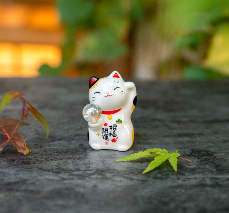 Jolie figurine de chat porte-bonheur en porcelaine, chat tenant une boule de verre, décoration de bureau et de voiture, décoration de chambre, de maison et de bureau, sculpture en céramique Small Cat C