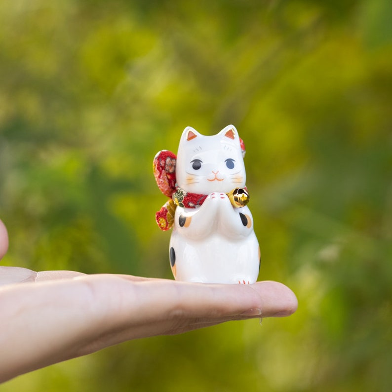 Jolie figurine de chat porte-bonheur en porcelaine, chat tenant une boule de verre, décoration de bureau et de voiture, décoration de chambre, de maison et de bureau, sculpture en céramique image 9