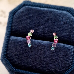 Gebogene Regenbogen-Ohrstecker aus 925er Sterlingsilber – Gebogene Ohrstecker mit mehrfarbigen Kristallen