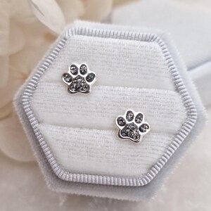 Örhängen i 925 sterlingsilver med hundtassar – minimalistiska silverörhängen med svarta kristaller