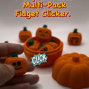 Puede incluir: Un multipack de clickers fidget de calabaza naranja. Los clickers están en un contenedor con forma de calabaza con la palabra "CLICK" en un bocadillo.