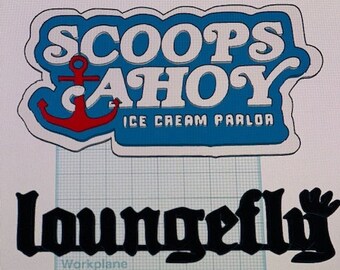 Pode incluir: Um adesivo azul e branco com o texto "Scoops Ahoy Ice Cream Parlor" e uma âncora com um coração vermelho. Abaixo do adesivo, há um adesivo preto com o texto "Loungefly" em uma fonte estilizada.