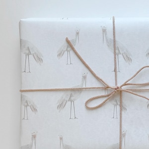 Geschenkpapier I DIN A2 I Geschenkverpackung zur Geburt I filzgeprägtes Papier 120g/m2 I Anhänger I Storch I Baby I gerollt
