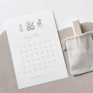 Babycountdown l Schwangerschaft Kalender I Geschenk zur Schwangerschaft I DIN A5 I Holzaufsteller I Geschenkbeutel I Geschenkanhänger