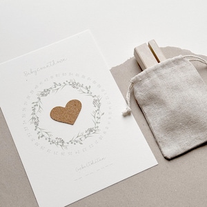 Babycountdown l Schwangerschaft Kalender I Geschenk zur Schwangerschaft I DIN A5 I Holzaufsteller I Geschenkbeutel I Geschenkanhänger