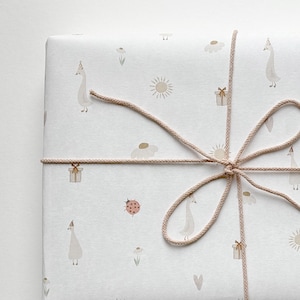 Geschenkpapier I DIN A2 I Geschenkverpackung I filzgeprägtes Papier 120g/m2 I Anhänger I Ente I Junge I Mädchen I gerollt