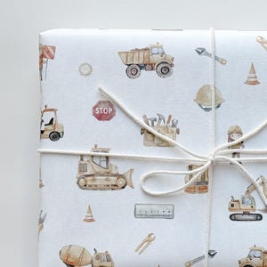 Geschenkpapier DIN A2 für Kinder I filzgeprägtes Papier 120g/m2 I Baustelle I Bagger I Junge I Mädchen I gerollt