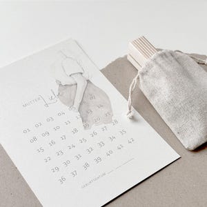 Babycountdown l Schwangerschaft Kalender I Geschenk zur Schwangerschaft I DIN A5 I Holzaufsteller I Geschenkbeutel I Postkarte