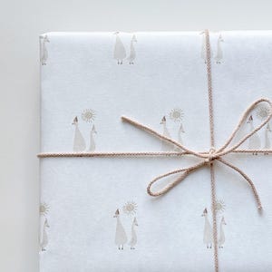 Geschenkpapier I DIN A2 I Geschenkverpackung I filzgeprägtes Papier 120g/m2 I Anhänger I Partyente I Junge I Mädchen I gerollt