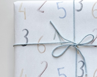 Papel de regalo I DIN A2 I Embalaje de regalo I Vuelta al cole I Cumpleaños I Papel gofrado 120g/m2 I Etiquetas I Números I Enrollados