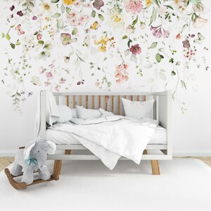 Papier peint floral à l’aquarelle douce, fleurs colorées, pelage et bâton, papier peint aquarelle pour chambre d’enfants à fleurs sauvages