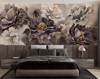 Puede incluir: Un dormitorio con una cabecera gris oscuro y una cama con un edredón y almohadas grises. La pared detrás de la cama presenta un gran mural floral con flores de color púrpura oscuro y blanco sobre un fondo gris.