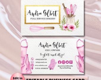 Könnte beinhalten: Editierbare Visitenkartenvorlage für eine Bäckerei. Die Karte hat ein rosa-goldenes Farbschema mit einer Aquarell-Illustration einer rosa Schürze und Backutensilien. Der Text auf der Karte lautet "Andrea Gilbert, Full Service Bakery, CEO/Inhaberin, Ich freue mich, mit Ihnen in Kontakt zu treten!" und enthält Kontaktinformationen, Social-Media-Handles und den Text "#yourhashtag".