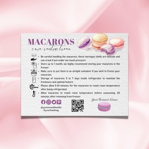 Könnte beinhalten: Eine rosa-weiße Aquarell-Illustration von Macarons mit Pflegehinweisen für die Lagerung und das Servieren von Macarons. Der Text beinhaltet: "Macarons Pflegehinweise", "Seien Sie vorsichtig beim Umgang mit den Macarons, diese Baiser-Schalen sind empfindlich und können bei zu starkem Druck brechen", "Bis zu 1 Monat lagern, wir empfehlen dringend, Ihre Macarons im Gefrierschrank zu lagern", "Stellen Sie sicher, dass Sie sie in einen luftdichten Behälter geben, wenn Sie Ihre Macarons einfrieren möchten", "Lagerung von Macarons 5 bis 7 Tage im Kühlschrank, um die Frische und optimale Textur zu erhalten", "Bitte lassen Sie die Macarons 5 bis 10 Minuten lang auf Raumtemperatur kommen, nachdem sie gekühlt wurden", "Lassen Sie die Macarons Raumtemperatur erreichen, bevor Sie sie verzehren, 30 Minuten nachdem Sie sie aus dem Gefrierschrank genommen haben."