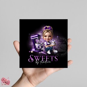 K&ouml;nnte beinhalten: Quadratische Grafik mit einer Cartoon-Illustration einer Frau, die einen Kuchen h&auml;lt, mit einem lila K&uuml;chenmixer. Der Text "Sweets by Andrea" ist in lila Schrift darunter geschrieben. Der Hintergrund ist schwarz.