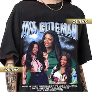 以下が含まれることがあります： 「ザ・アフターパーティー」というテレビ番組のエイバ・コールマンのグラフィックプリントが施された黒いTシャツ。グラフィックには、番組からの引用が記載されています。「これは何ですか？ iPhone 9？ ウォークマンみたいですね。 私はこのことについて何も知りません。 それは私の時代以前のことです。」