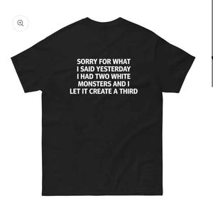 Può includere: Una t-shirt nera a maniche corte con testo bianco sul retro che recita: SORRY FOR WHAT I SAID YESTERDAY I HAD TWO WHITE MONSTERS AND I LET IT CREATE A THIRD. La maglietta presenta un girocollo e una vestibilità standard con il davanti tinta unita.