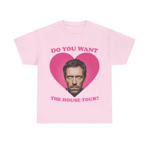 Puede incluir: Una taza de cerámica blanca con un asa negra y el texto "But First, Coffee" en un estilo manuscrito. La taza está sobre una superficie blanca. La taza mide aproximadamente 10 cm de alto.