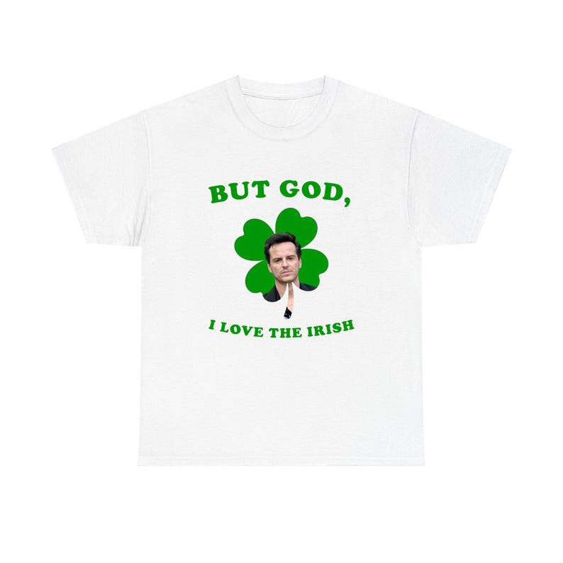 Puede incluir: Camiseta blanca con un tr&eacute;bol verde y el texto "BUT GOD, I LOVE THE IRISH".