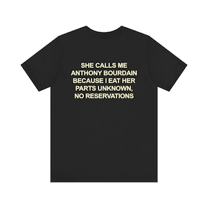 Sie nennt mich AB, weil ich ihre Teile esse. Unbekannt, keine Reservierungen. Rückseite Unisex Jersey Kurzarm-T-Shirt