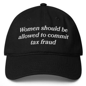 Può includere: Cappellino da baseball nero con testo ricamato bianco: "Women should be allowed to commit tax fraud." Il cappellino ha una visiera curva e un bottone sulla parte superiore.