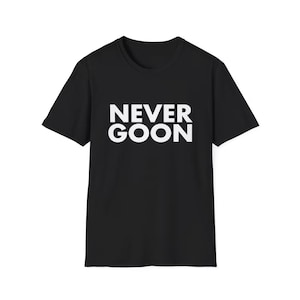Könnte beinhalten: Schwarzes T-Shirt mit weißem Text, der "NEVER GOON" lautet.