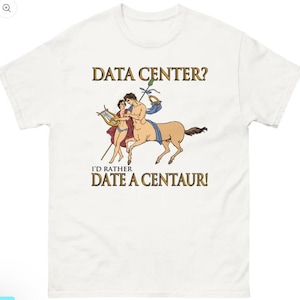 Op de afbeelding: Een wit t-shirt met korte mouwen en een grafische illustratie van een centaur en een persoon die een lier bespeelt. De tekst erboven luidt DATA CENTER? en de tekst eronder luidt I'D RATHER DATE A CENTAUR! Het ontwerp gebruikt aardetinten.