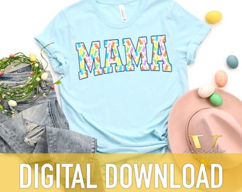 Puede incluir: Camiseta azul claro con la palabra "MAMA" en una fuente colorida y con contorno. Las letras están rellenas con un patrón de formas de conejitos de Pascua de colores pastel.
