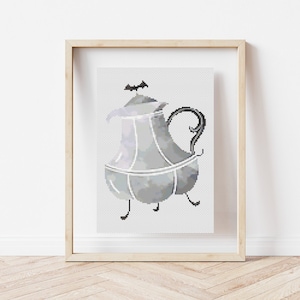 Peut inclure: Une théière argentée au design fantaisiste, avec une chauve-souris sur le couvercle et des pieds, sur un fond blanc.