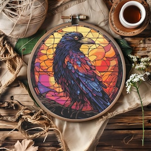 Patrón de punto de cruz de cuervo con vitral, descarga instantánea en PDF, gráfico de punto de cruz contado de fantasía, arte mural en acuarela, diseño de bordado
