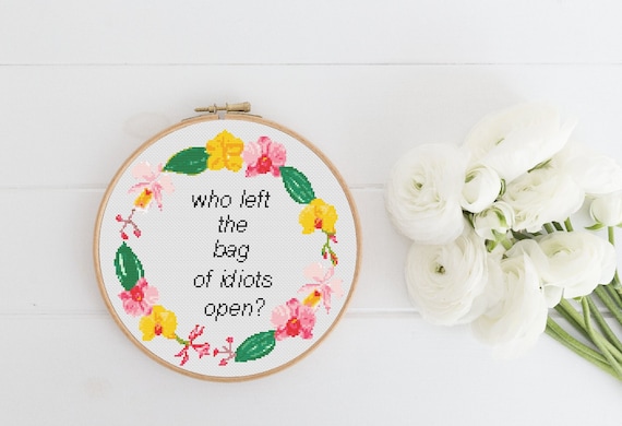 ୨୧ はるページ Hello Kitty Strawberry Zipper Pouch | Kawaii Pen Shop