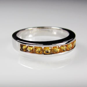 Citrino genuino, anillo de media eternidad.