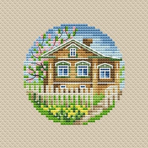 Könnte beinhalten: Ein Kreuzstichmuster eines zweistöckigen Hauses mit weißem Zaun, umgeben von blühenden Bäumen und blauem Himmel. Das Haus ist braun mit weiß umrandeten Fenstern und einem kleinen Dachfenster.