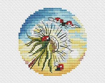 タンポポのクロスステッチパターン：てんとう虫と野の花（PDF