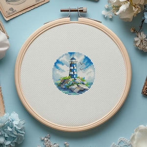 Wzór haftu krzyżykowego „Niebieska latarnia morska”: Okrągły krajobraz nad morzem (wzór PDF)
