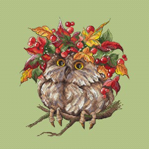 Op de afbeelding: Een bruine uil met grote gele ogen draagt een kroon van herfstbladeren en rode bessen. De uil zit op een tak.
