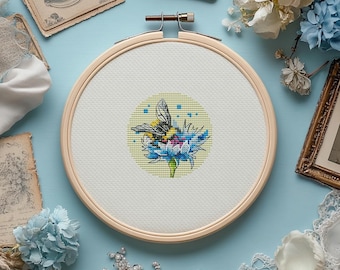 Schema per punto croce con bombo e fiordaliso: disegno estivo di ape (schema in PDF)