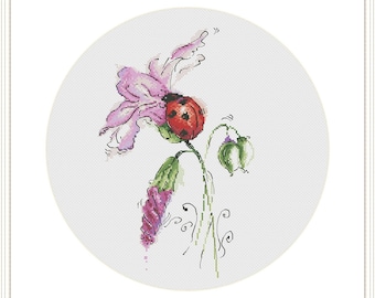Patrón de punto de cruz de mariquita y flor rosa (descarga en PDF)