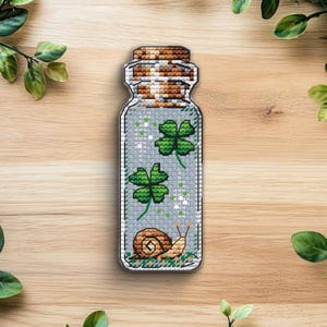 Patrón de punto de cruz de botella con caracol y trébol (PDF)