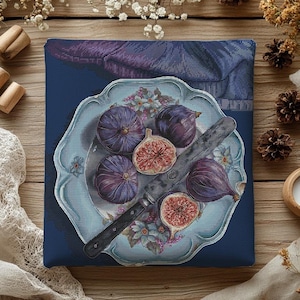 Puede incluir: Imagen de naturaleza muerta con un plato decorativo con higos y un cuchillo. El plato es azul claro con detalles florales. Los higos son morados, uno cortado para revelar el interior rojo. Un cuchillo negro descansa sobre el plato.