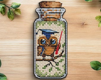 Schema punto croce "Gufo insegnante in bottiglia", mini schema facile (schema PDF)