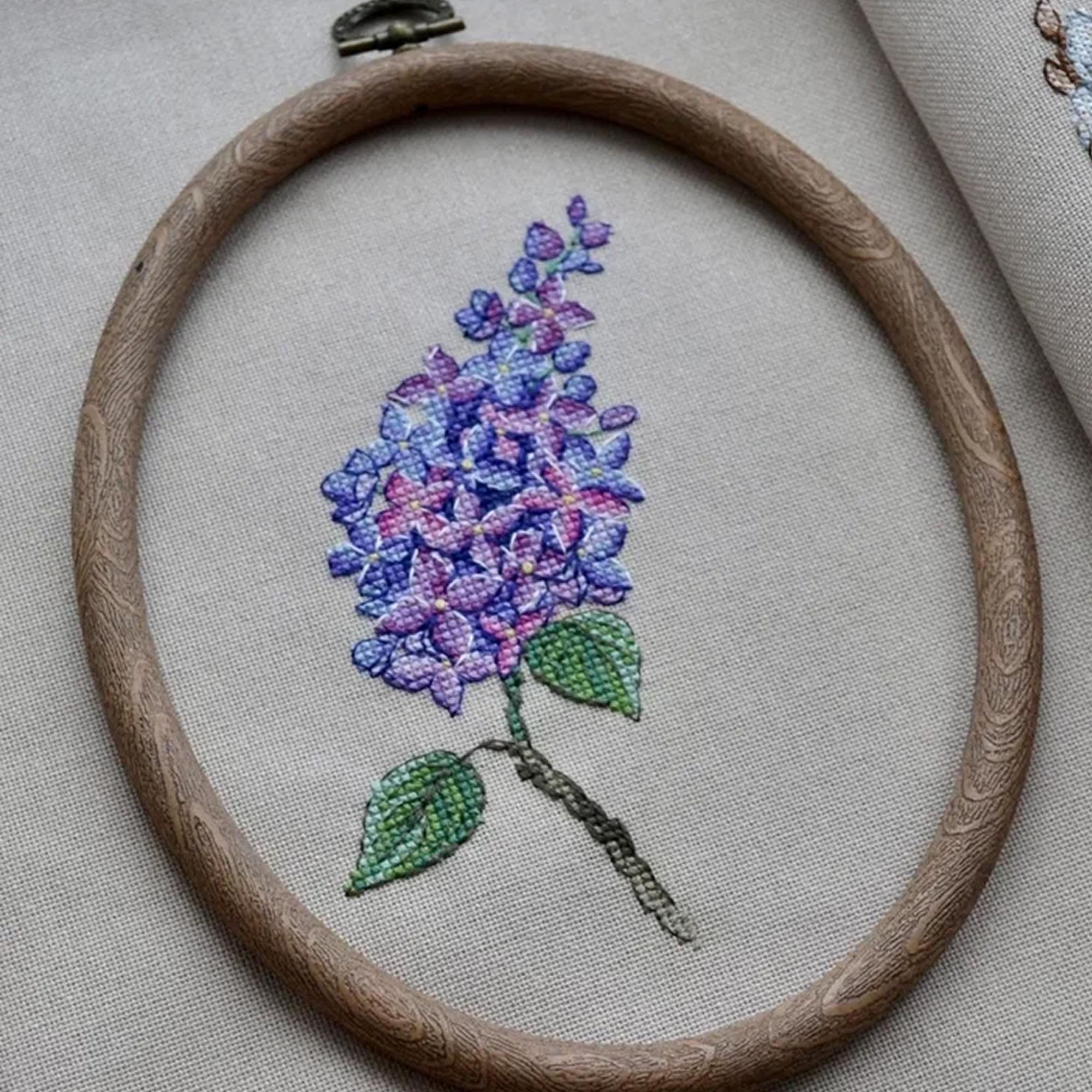 ライラックの枝のクロスステッチパターン：花の刺繍デザイン（PDF