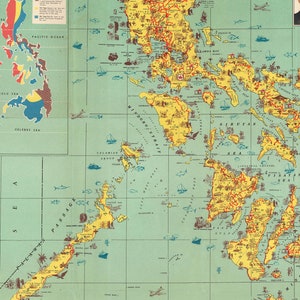 Puede incluir: Un mapa vintage de Filipinas con islas amarillas y agua azul. El mapa muestra la ubicaci&oacute;n de varias ciudades, pueblos e islas. El mapa est&aacute; rodeado por un borde azul e incluye una leyenda.