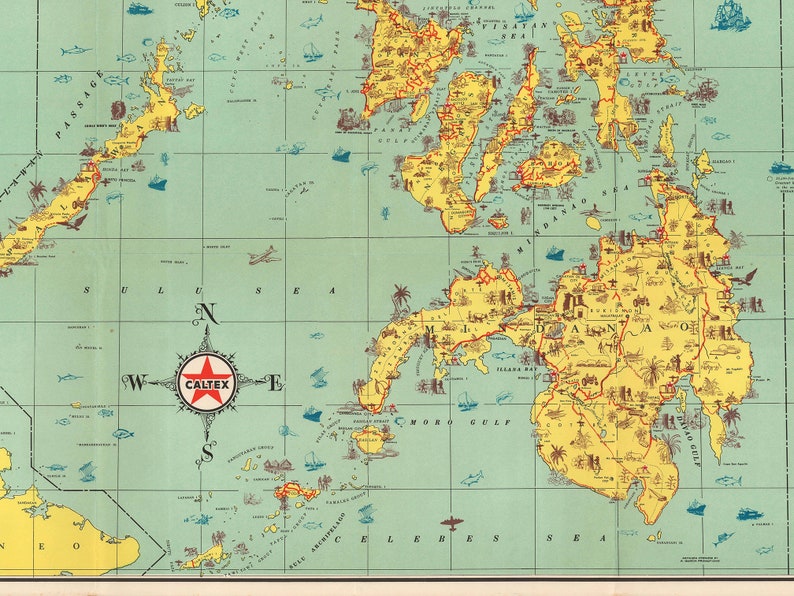 Puede incluir: Un mapa vintage de Filipinas con una rosa de los vientos que presenta el logotipo de Caltex. El mapa est&aacute; sobre un fondo azul claro con masas de tierra amarillas y carreteras rojas. El mapa incluye varios s&iacute;mbolos que representan ciudades, pueblos y puntos de inter&eacute;s.