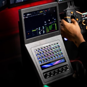 Puede incluir: Un juego de tres tazas de cerámica con un acabado mate moteado. Las tazas son de color crema, gris claro y gris oscuro. Cada taza tiene un diseño simple y moderno y un asa redondeada.