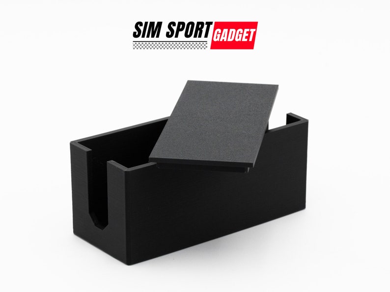 Pode incluir: Uma caixa de pl&aacute;stico preta com uma tampa remov&iacute;vel. A caixa tem uma ranhura na frente para guardar objetos. A tampa &eacute; feita de um material de espuma macia e preta. A caixa est&aacute; etiquetada com "SIM SPORT GADGET".