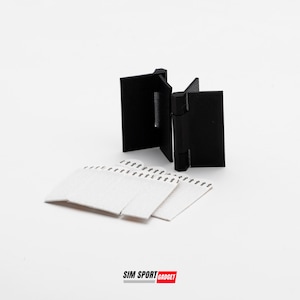 Könnte beinhalten: Schwarze Metallscharniere mit einem Satz weißer Klebestreifen. SIM SPORT GADGET ist in Rot auf weißem Hintergrund gedruckt.